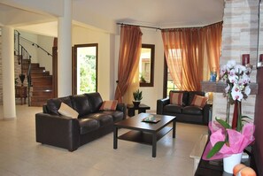 Villa, 4 habitaciones, fumadores, balcón | Sala de estar | Una televisión