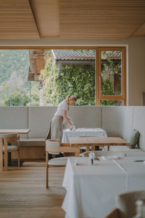 Phục vụ bữa trưa và bữa tối