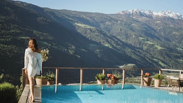 Una piscina techada, 2 piscinas al aire libre, sombrillas