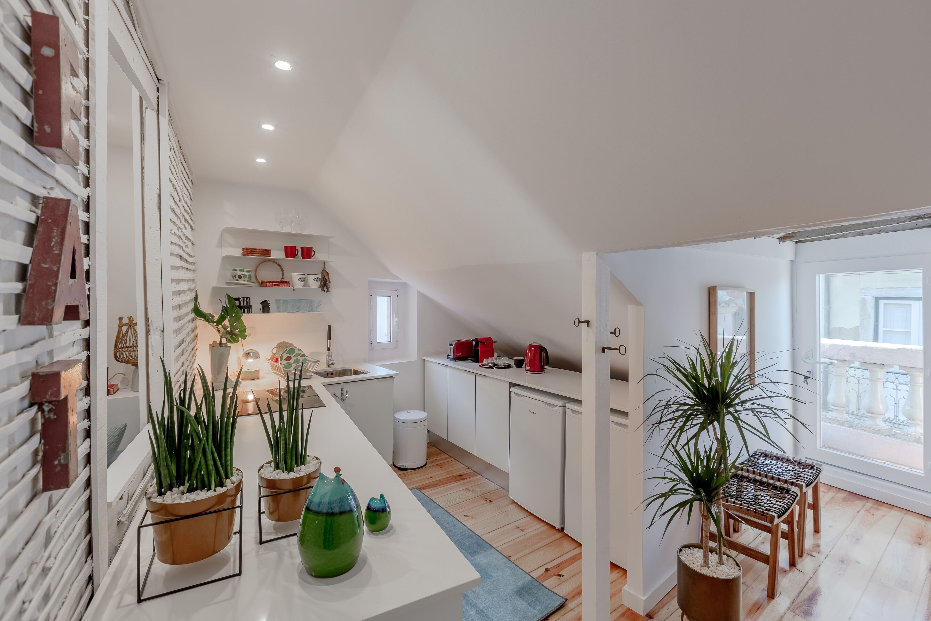 Geladeira, fogão, cooktop, chaleira elétrica