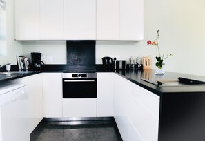 Mikrovågsugn och kaffe- och tebryggare