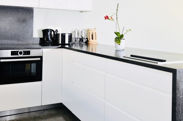 Coffee/tea maker, microwave