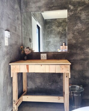 4 bedrooms, travel cot