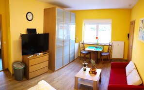 Deluxe Double Room | Living area | 50-inch Smart TV with cable channels, TV - Havelapartments Gatow (Berlin)