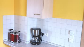 Tetera/pava eléctrica, silla alta para bebés