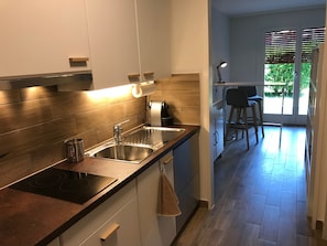 Căn hộ, 1 phòng ngủ, quang cảnh vườn | Bếp riêng | Lò vi sóng, dụng cụ pha cà phê/trà, ấm điện, ghế cao cho trẻ em 