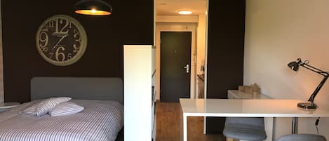 1 bedroom, travel crib