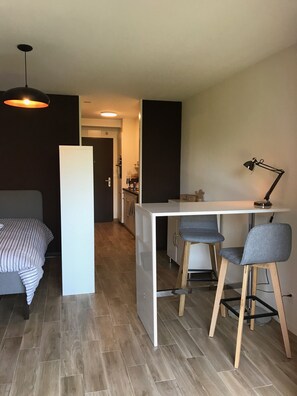 Appartamento, 1 camera da letto, vista giardino | Ristoranti