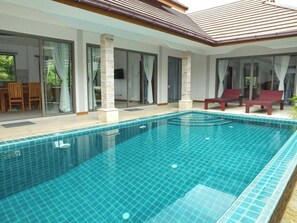 Kolam renang outdoor