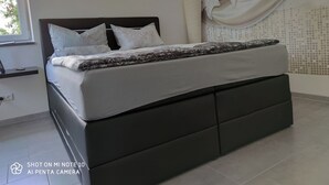 Una camera da letto moderna con un letto grande, un comodino e una finestra.
