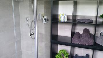 Dusche, Haartrockner, Handtücher, Seife
