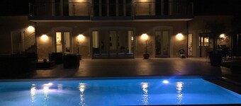 Superbe villa de 330mÂČ pour 11 couchages, Piscine chauffĂ©e, terrasse et jardin
