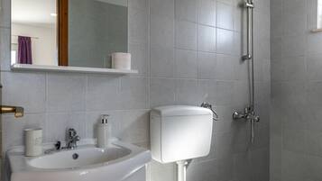 Studio (Studio) | Bathroom | Shower, hair dryer, towels, soap