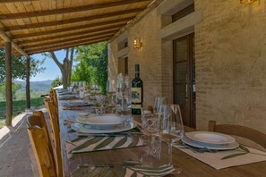 A long dining table set outdoors with a view of the countryside. - Villa Argante - Ecofreindly Pool Villa 18 2 Guest (Buonconvento)