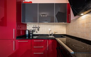 Kühlschrank, Ofen, Geschirrspüler, Wasserkocher mit Kaffee-/Teezubehör