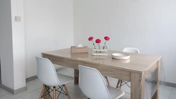 Lejlighed - 2 soveværelser - balkon - byudsigt | Spisestue