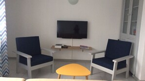 Apartment, 2 Bedrooms, Balcony, City View | Living room | Books - La Péninsule - Town Apartment in Curepipe 1 (Curepipe)