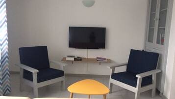 Apartment, 2 Bedrooms, Balcony, City View | Living room | Books