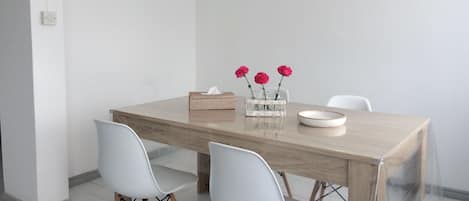 Apartment, 2 Bedrooms, Balcony, City View | Dining room
