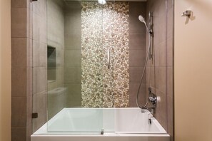 Estudio | Baño | Toallas y shampoo 