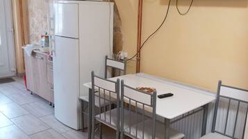 Apartment, 3 Bedrooms, Terrace | Tempat makan