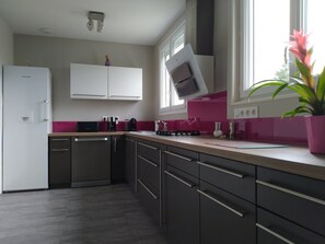 Réfrigérateur, four, plaque de cuisson, lave-vaisselle