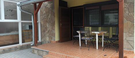 Casa, 3 habitaciones, balcón, vista al jardín | Restaurante al aire libre