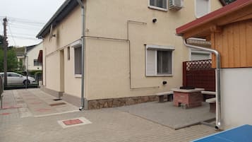 Casa, 3 quartos, sacada, vista para o jardim | Fachada