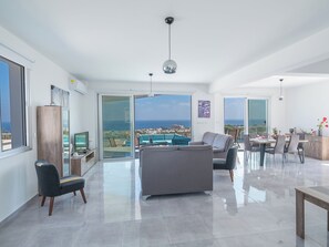 Villa, 4 habitaciones, alberca privada, vista al jardín | Área de sala de estar