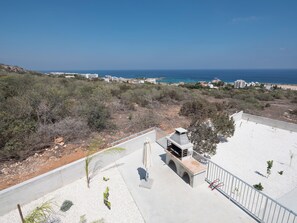 Vila, 4 quartos, piscina particular, vista para o jardim | Terraço/pátio