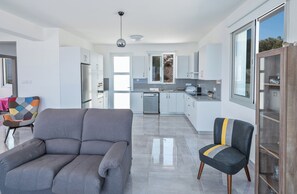 Vila, 4 quartos, piscina particular, vista para o jardim | Área de estar