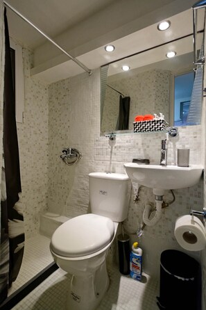 Bathroom - Wonderful Located in Center of Athens (Athens)