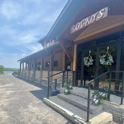 Adirondack Lakeside Lodging, Wrap Around Deck, Panoramic Lakeviews, Beach Access