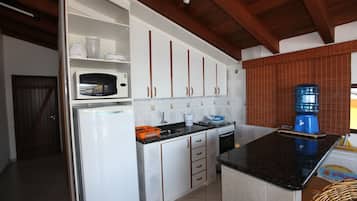 Refrigerador, microondas, tetera/pava eléctrica, licuadora