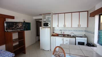 Refrigerador, microondas, tetera/pava eléctrica, licuadora