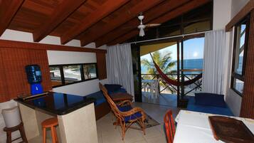 Apartamento, 1 habitación | Sala de estar | Televisión LCD de 32 pulgadas con canales por cable, una televisión