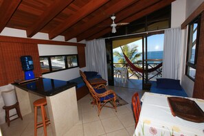 Appartement, 1 chambre | Salle de séjour | Télévision LCD de 32 pouces avec chaînes par câble, télévision, Netflix