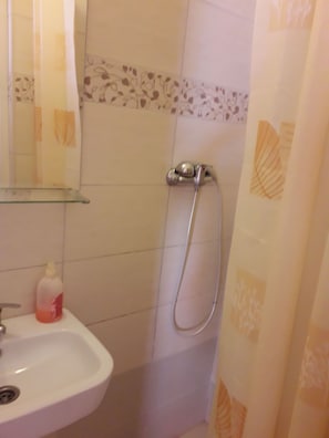อพาร์ทเมนท์, 1 ห้องนอน, ระเบียง, วิวสวน | ห้องน้ำ