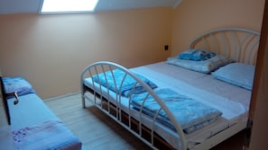 Apartament, 4 dormitoris, fumadors, balcó | 5 dormitoris i un bressol de viatge