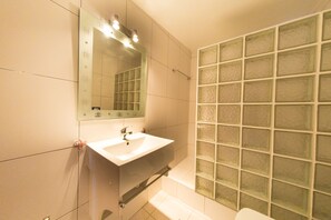 Regadera, secadora de cabello, bidet, toallas 