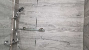 Chambre, 1 chambre, fumeurs, terrasse | Douche de la salle de bain