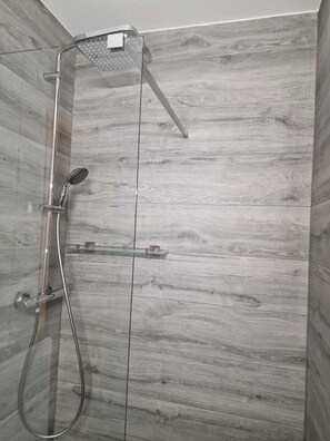 Habitación, 1 habitación, para fumadores, Terraza | Regadera en el baño