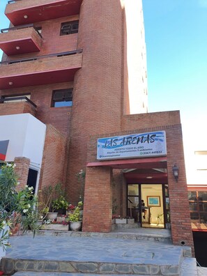 Un edificio con un cartel que dice 'Las Areñas' y un número de contacto.