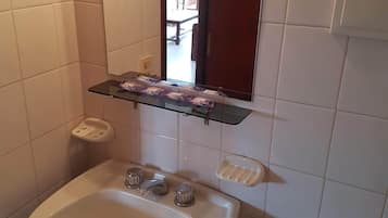 Vòi sen/bồn tắm kết hợp, áo choàng tắm, chậu vệ sinh/vòi rửa
