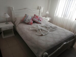 Ropa de cama de alta calidad y caja de seguridad en la habitación 