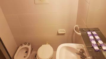 Combined shower/tub, bathrobes, bidet, towels