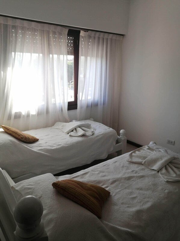 高級寢具、房內夾萬、獨特裝修、手提電腦工作空間