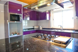 Kühlschrank, Mikrowelle, Herdplatte, Wasserkocher mit Kaffee-/Teezubehör