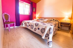 3 bedrooms, in-room safe, iron/ironing board, travel crib