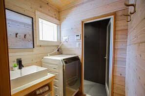 【コテージ B】2階建て2LDK (55平米) 無料WIFI 禁煙 | バスルーム | シャワー、レ��インフォールシャワー、ヘアドライヤー、ビデ